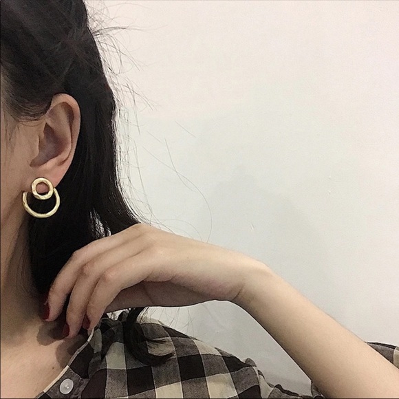 PERRI ✨ Matte Gold Hammered Metal Circle Studs - Picture 3 of 4